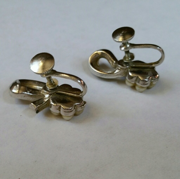Vintage rhinestone/pearl bow screwback earrings - Picture 5 of 6